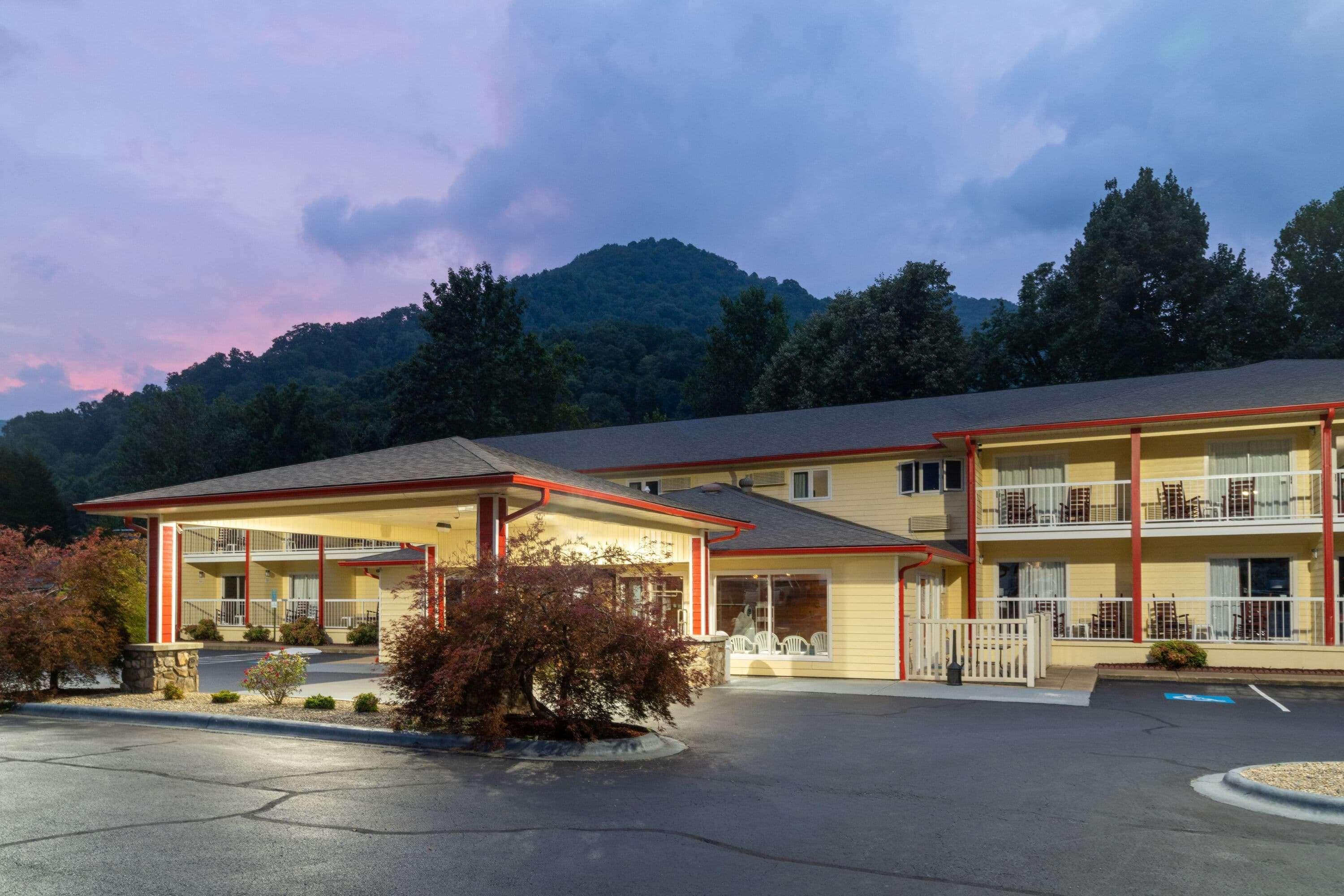 Ramada By Wyndham Maggie Valley Exterior photo